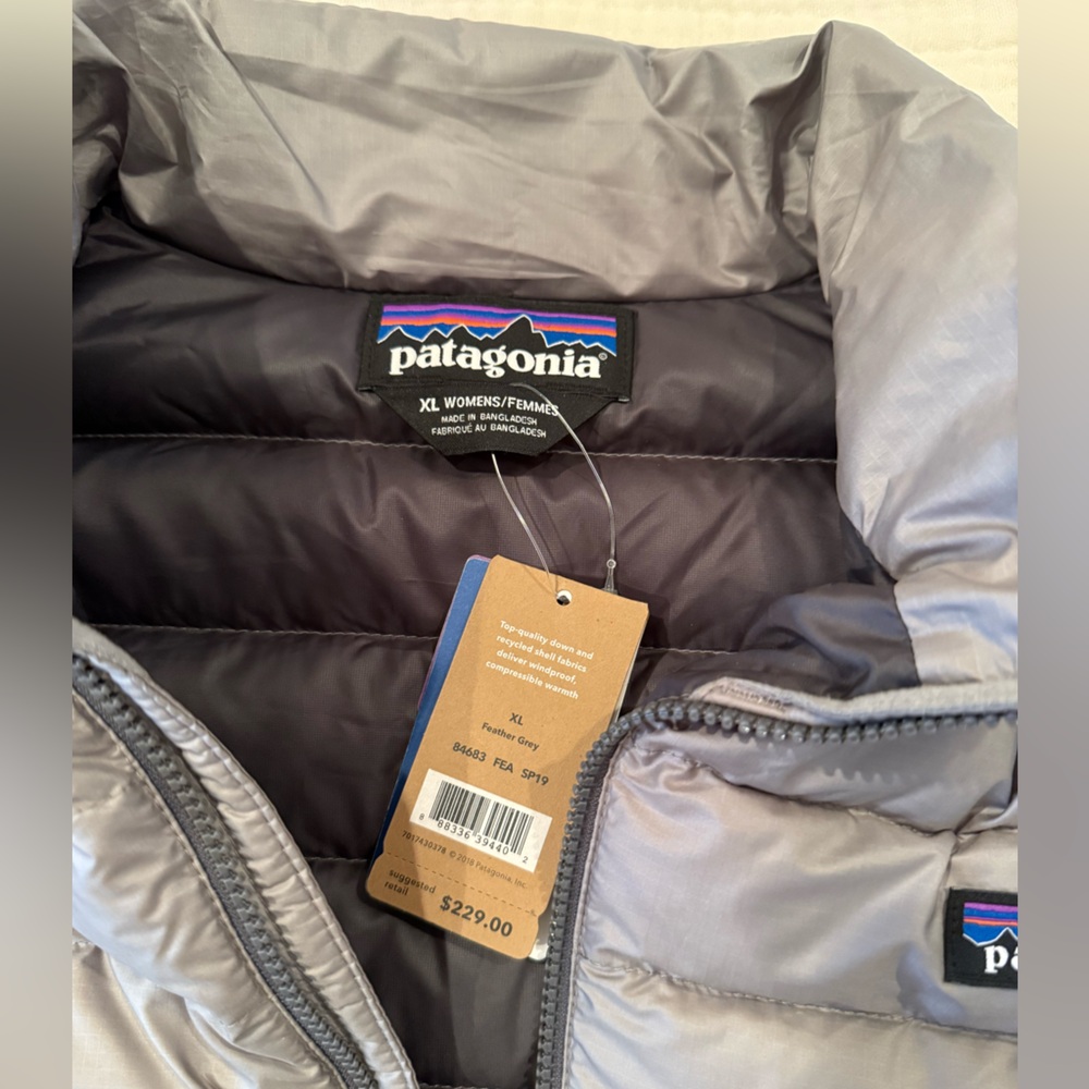 NWT Women’s Patagonia Down Sweater Quilted Jacket in Feather Gray - XL - Picture 3 of 5